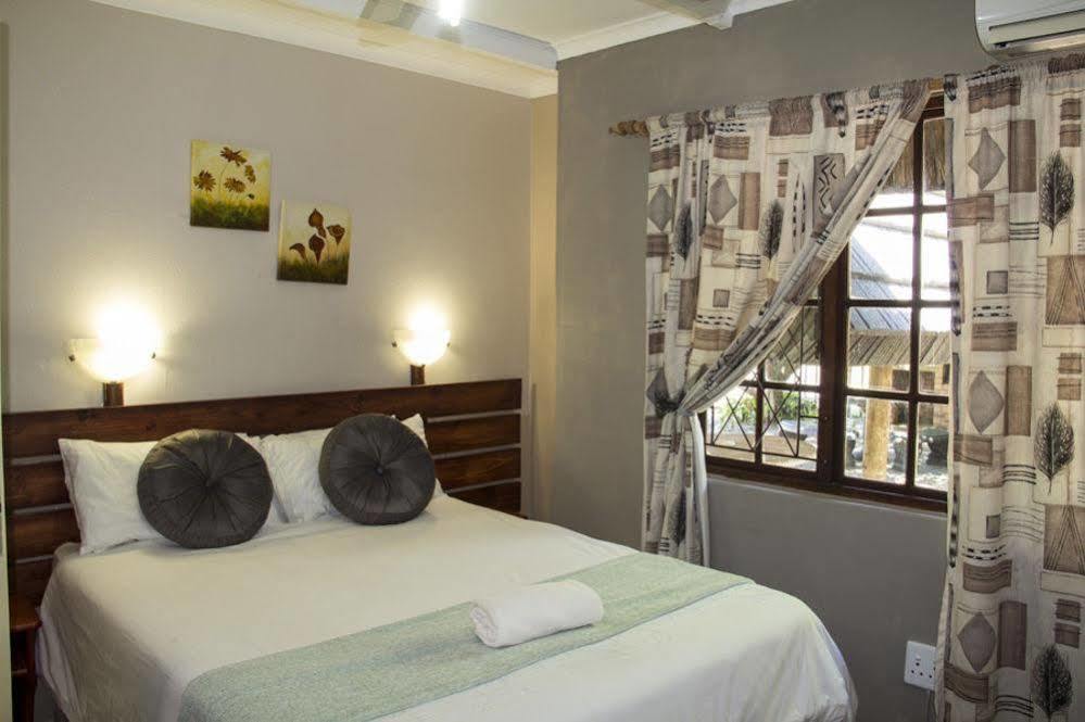 Aristo Manor Hotel Richards Bay Bagian luar foto