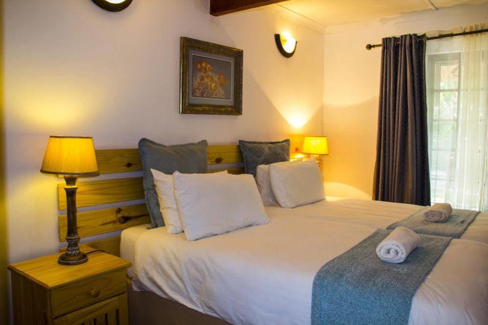 Aristo Manor Hotel Richards Bay Bagian luar foto