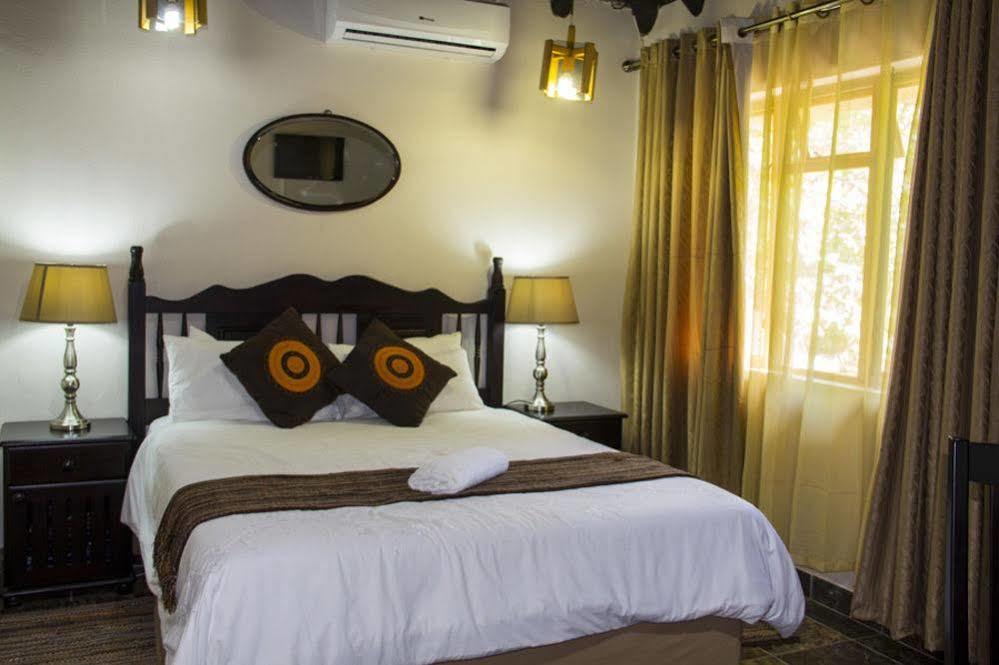 Aristo Manor Hotel Richards Bay Bagian luar foto